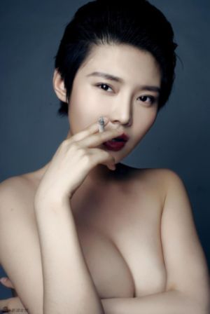 精品av熟女一区二区偷窥海滩_超清完整版观看